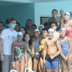 Medallista olímpico imparte clínica natación en el Club Naco