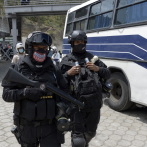 Policía decomisa armas y dinamita tras tiroteo que dejó un herido en cárcel de Ecuador