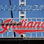 Indios retiran letrero en pizarra de estadio de Cleveland