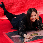 Ana Gabriel devela estrella en Paseo de la Fama de Hollywood