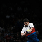 Djokovic avanza a cuartos en París tras retiro de Monfils