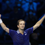 Medvedev derrota Zverev y se acerca a semis de Copa Masters