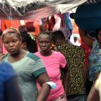 Haitianos sin mascarillas se apiñan en el mercado fronterizo