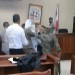 Agentes de seguridad y detenidos pelean en plena audiencia en Bonao