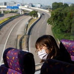 Pasajeros duermen en autobús sin destino en Hong Kong