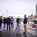 Países Bajos detecta 13 casos de ómicron y busca miles de viajeros para test