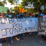 Haitianos se manifiestan para pedir la liberación de un maestro secuestrado