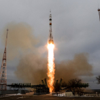 Nave rusa con millonario japonés a bordo llega a la ISS (agencia espacial)
