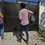 Desconsolados familiares acuden a identificar a víctimas de accidente de migrantes en México
