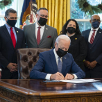 Biden firma orden para acelerar trámites burocráticos