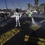 Familias de desaparecidos en México llevan “fosas” ante AMLO