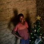 Un árbol de Navidad simboliza la esperanza en un vertedero de Brasil