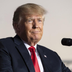 Trump revela que recibió refuerzo contra COVID; es abucheado