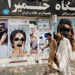 Los talibanes retiran fotos de mujeres de los salones de belleza de Kabul