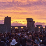 Un millar de personas celebran en Stonehenge el fin de la noche más larga
