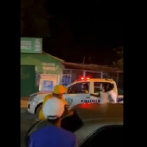 Frente a una multitud, un hombre se roba una camioneta de la Policía en Villa González