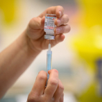 Un grupo de trabajadores sanitarios recibe cuarta dosis de vacuna en Israel