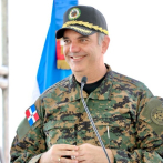 Abinader se viste de militar y almuerza con miembros del Ejército en Elías Piña