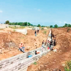 Haitianos retoman trabajos de construir de canal para desviar agua del río Masacre