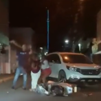 Hombre golpea a mujer en Baní y la deja tirada