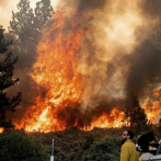 Hallan a una persona y temen la muerte de dos tras incendio forestal en Estados Unidos