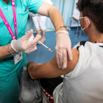 EE.UU. insta a vacunar a los niños ante el alza de hospitalizaciones