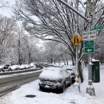 La ciudad de Nueva York amanece cubierta con la primera nieve del año