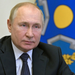 Escritor satírico crítico de Putin abandona Rusia