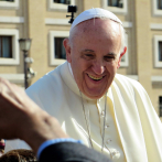 El papa sale del Vaticano para ir a una tienda de discos en el centro de Roma