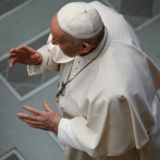 El papa sorprende con una visita a una tienda de discos del centro de Roma