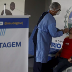 Brasil reduce el número de contagios diarios de COVID-19