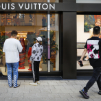 Lágrimas y emoción en París en el homenaje a diseñador fallecido de Louis Vuitton