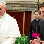 Messi recibe una camiseta firmada por el Papa Francisco