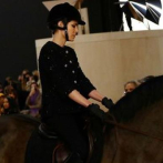 Carlota Casiraghi inaugura a caballo el desfile de Alta Costura de Chanel