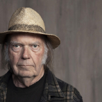 Neil Young cumple amenaza, retira su música de Spotify