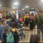 Cientos de pasajeros sufren en Las Américas por vuelos retrasados hacia Estados Unidos