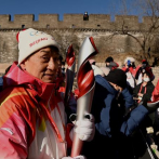 La llama olímpica se pasea por la Gran Muralla antes del inicio de Pekín-2022