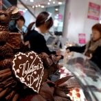 Mujeres regalan chocolate por San Valentín en Tokio