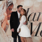 Jennifer López llega a premier vestida de novia y va a parar a los brazos de Ben Affleck