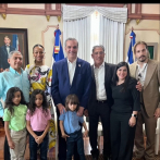 Zoé Saldaña y su familia visitan a Luis Abinader en el Palacio Nacional