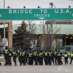 La Policía canadiense empieza a desalojar el bloqueo del puente Ambassador