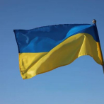 Adolescentes cavan trincheras en la línea del frente en Ucrania