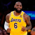 LeBron encesta 56 puntos y los Lakers superan a los Warriors