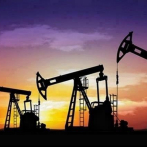 El petróleo retrocede inquieto por una oferta demasiado abundante