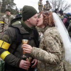 ¡Primero el amor! Pareja de combatientes de Ucrania decide casarse ante incertidumbre del conflicto con Rusia