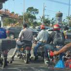 Captan policías sin casco protector en motocicleta