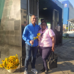 Ministro de la Juventud Rafael Féliz regala flores a las mujeres en su día