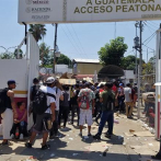 Agentes mexicanos desalojan a migrantes que irrumpieron en puerto fronterizo
