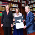 Soledad Álvarez recibe premio de literatura