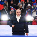 Putin lidera mitin en Moscú; continúan ataques en Ucrania